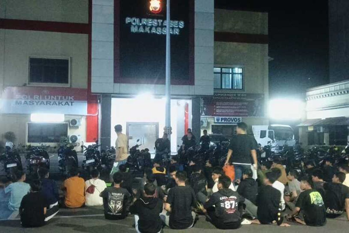 Puluhan remaja yang diamankan polisi dalam operasi antisipasi kejahatan jalanan di Mapolrestabes Makassar, Jalan Ahmad Yani, Kota Makassar, Sulsel, Minggu (11/5/2025).