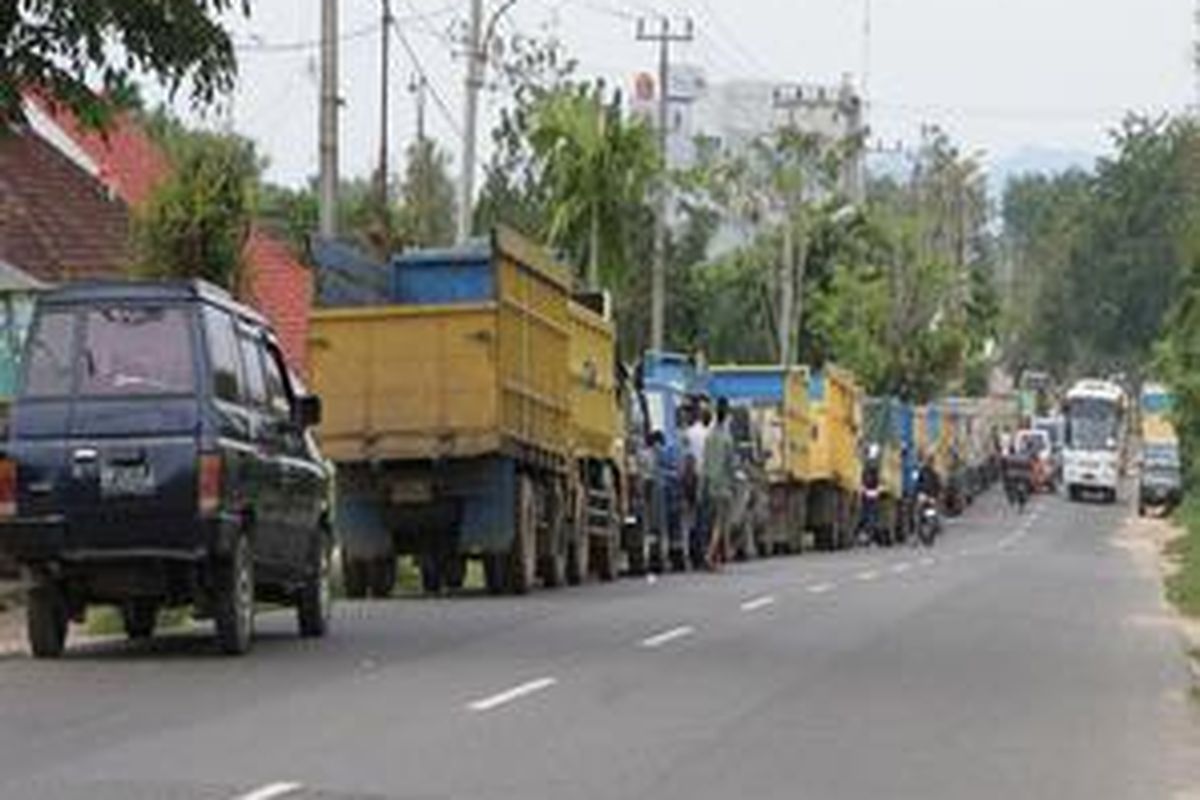 ANTRE BBM - Sehari menjelang kedatangan Kapolri, jalur utama Pangkalpinang-Sungailiat tepatnya SPBU Jalan Selindung, Pangkalpinang panjang dengan antrean kendaraan roda empat yang mengantre BBM, Sabtu (19/4) sekitar pukul 11.00 WIB. Sedianya, Kapolri akan menghadiri pembukaan voli pantai Asia Pasific di Parai Beach Resort, Sungailiat, Minggu (20/4).   