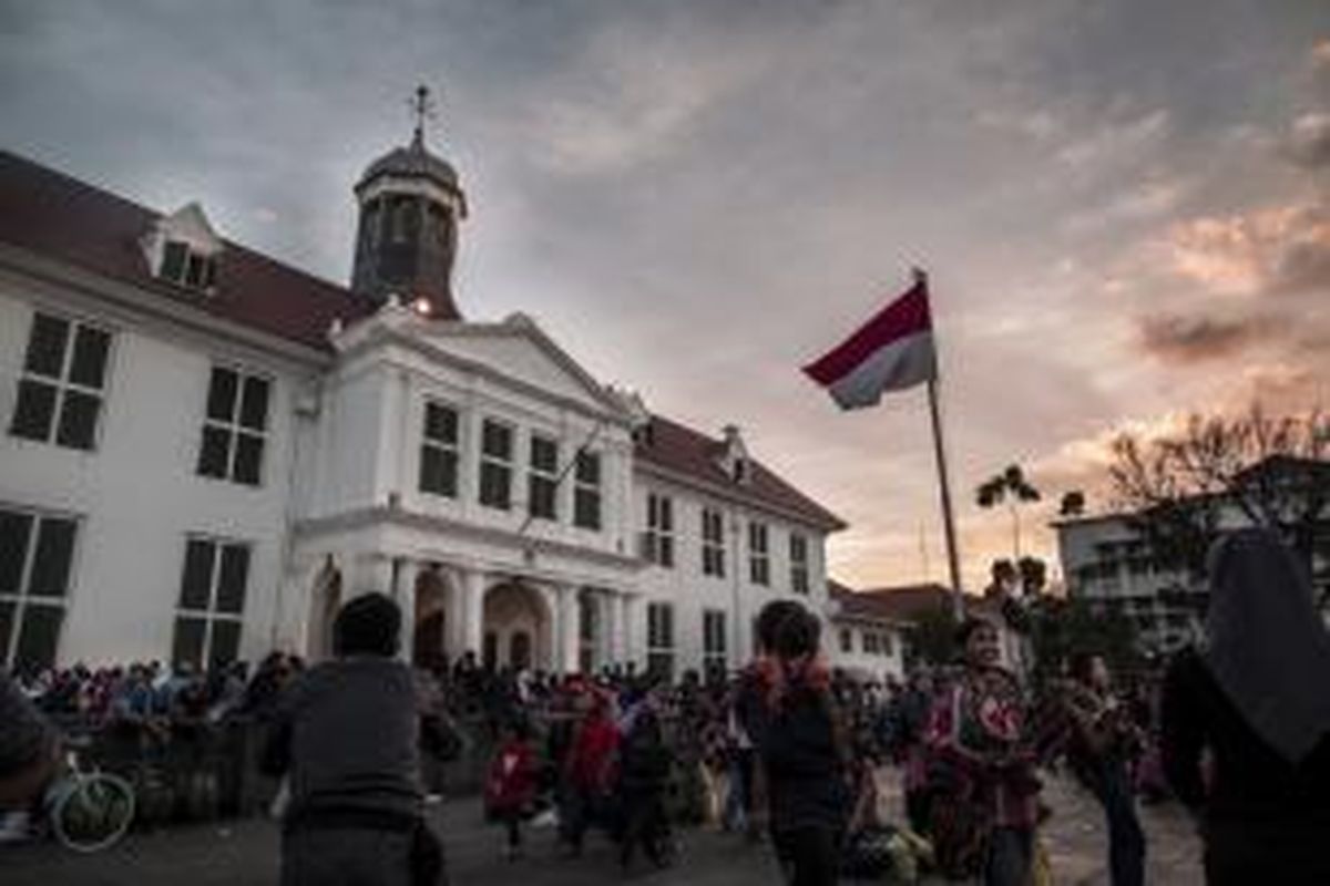 Taman Fatahillah di kawasan Kota Tua, Jakarta Barat, dipenuhi warga untuk melepas penat saat akhir pekan, Minggu (11/1/2015). Revitalisasi bangunan serta mengaktifkan kegiatan-kegiatan berbasis seni dan budaya hingga industri kreatif akan lebih menghidupkan kawasan Kota Tua.