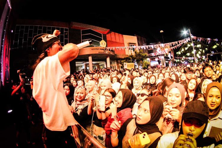 Potret penampilan W3STBO1, musisi hip-hop dan R&B asal Garut. 