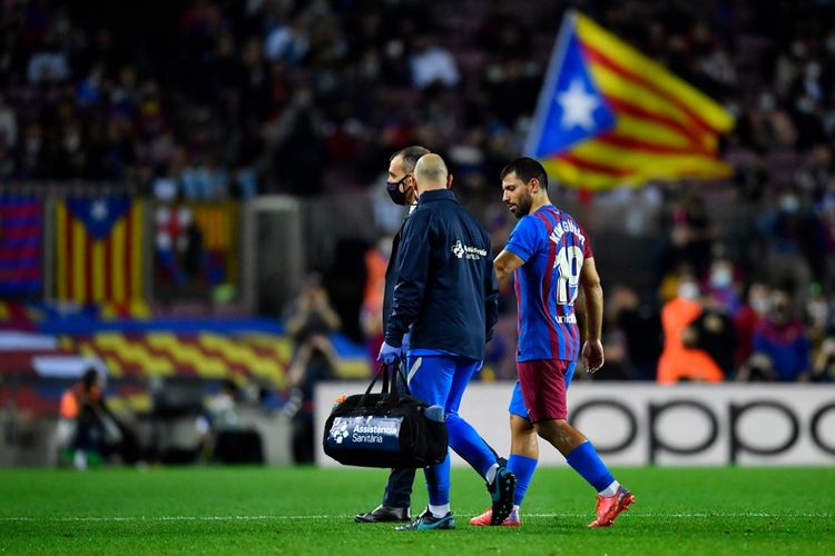 Penyerang Barcelona Sergio Aguero meninggalkan lapangan setelah merasakan sakit di dadanya pada laga melawan Deportivo Alaves di Camp Nou, Minggu (31/10/2021). 