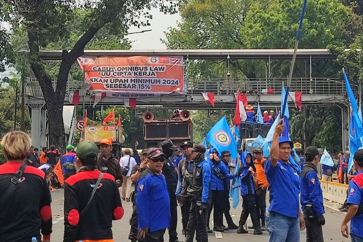 Massa aksi buruh kembali melanjutkan unjuk rasa di kawasan Patung Kuda Arjuna Wijaya, Gambir, Jakarta Pusat, setelah sebelumnya istirahat untuk makan dan solat, Senin (2/10/2023) siang.