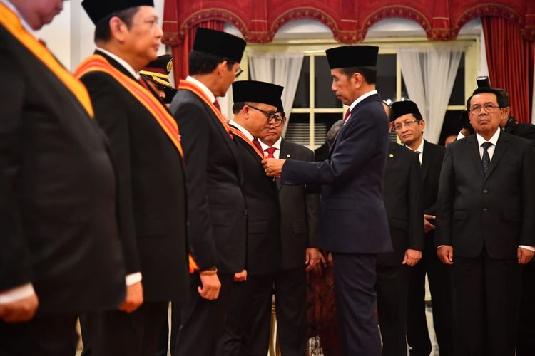 Menpan-RB Abdullah Azwar Anas mendapatkan tanda kehormatan Bintang Mahaputera Pratama dari Presiden Jokowi, Selasa (14/8/2024).