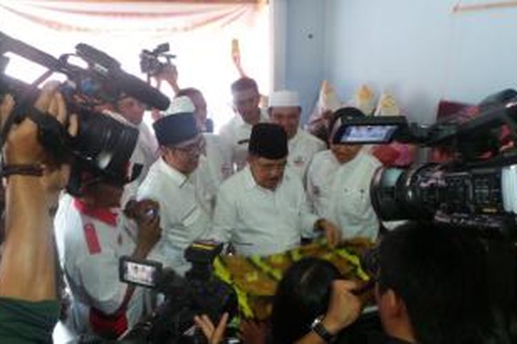 Calon wakil presiden Jusuf Kalla saat mengunjungi sentra perajin batik di Banjarmasin, Kalimantan Tengah, Jumat (20/6/2014).