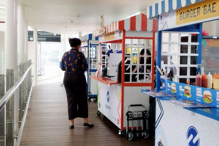 Area kios makanan di Festival Tjemilan terlihat lebih sepi pengunjung saat hari biasa, Rabu (1/3/2023). (KOMPAS.com/XENA OLIVIA)