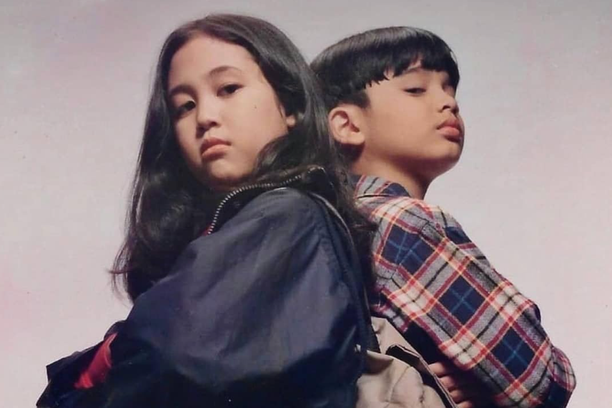 Sherina Munaf (Sherina) dan Derby Romero (Sadam) berpose untuk film Petualangan Sherina (2000).