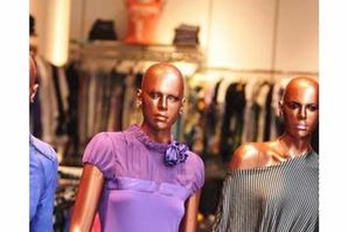 Display barangnya lebih rapi dan mengundang keinginan pengunjung untuk melihat-lihat.