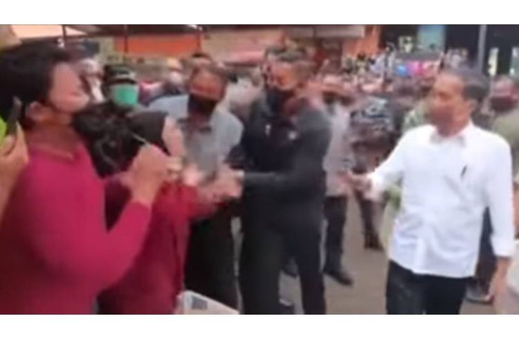 Tangkapan layar video yang memperlihatkan seorang pedagang perempuan di salah satu pasar di Bogor menangis histeris saat bertemu Presiden Joko Widodo (Jokowi). Pedagang itu menyebut pamannya ditangkap polisi akibat menolak pungutan liar (pungli). Dia didampingi seorang laki-laki.