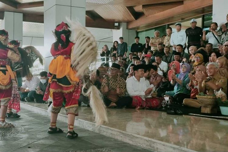 Gubernur Jateng Ganjar Pranowo didatangi puluhan seniman dari kelompok kesenian kuda lumping dan topeng ireng di teras kantornya di Jalan Pahlawan, Kota Semarang, Senin (4/9/2023).