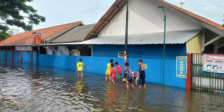 Berita Harian Dua-kecamatan-di-semarang-masih-terendam-banjir Terbaru ...