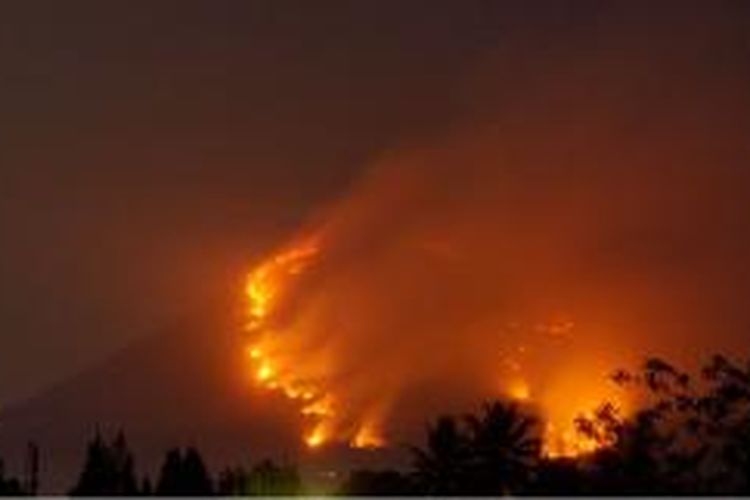 Api terus membakar kawasan hutan di Gunung Api Lokon, Tomohon hingga Rabu (23/9/2015) malam.