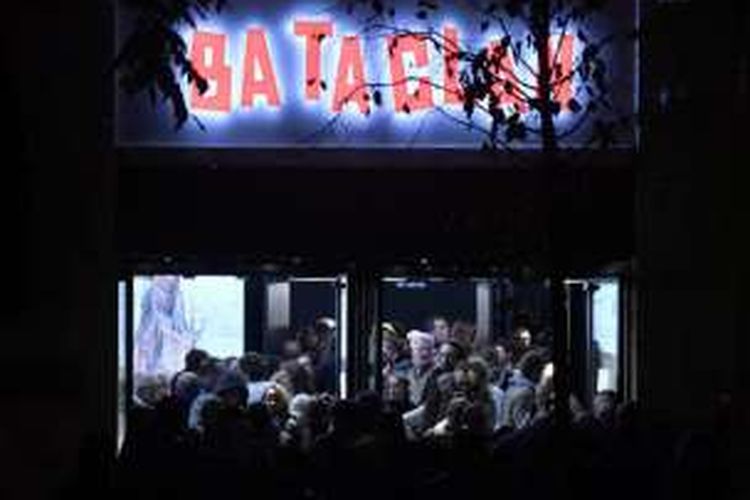 Acara peringatan ini ditanda dengan tampilnya legenda musik Inggris Sting, pada Sabtu malam yang di gedung konser Bataclan, yang menjadi salah satu lokasi penyerangan.