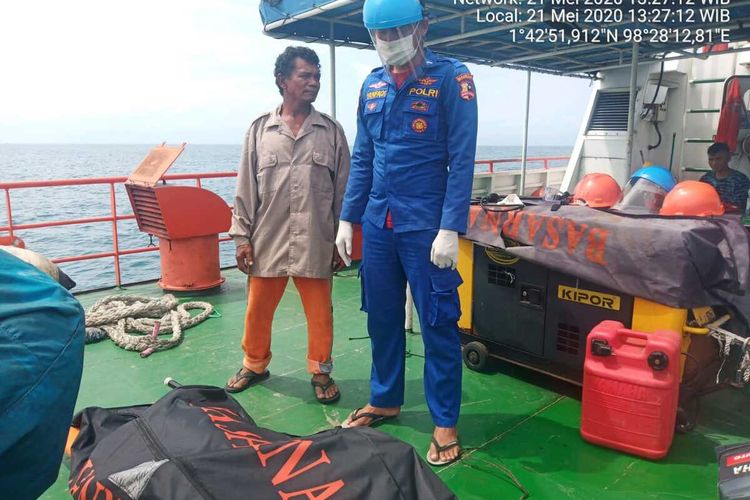 Tim Pencarian yang terdiri dari personel Polairud Polres Sibolga, Polairud Baharkam dan Basarnas usai menemukan nelayan yang hilang di perairan Pulau Mursala, Kamis (21/5/2020). Diketahui ABK ditemukan meninggal dunia dan Nakhoda selamat, setelah lima hari terdampar.