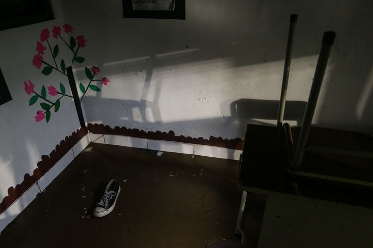 Sepatu tertinggal di ruang sekolah Madrasah Tsanawiyah (MTs) Negeri 19, Jalan Pinang Kalijati, Pondok Labu, Cilandak, Jakarta Selatan, Kamis (6/10/2022) malam. Tembok pembatas di sekolah ini roboh mengakibatkan 3 orang siswa meninggal dunia dan 3 orang luka-luka.