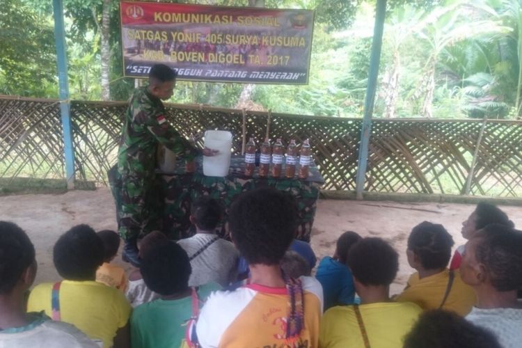  Anggota Satgas Pamtas Yonif 405/Surya Kusuma Kopda La Naru yang berjaga di Pos Kalikao, Kamis (7/9/2017) siang, mengenalkan pupuk costumbio kepada masyarakat Kampung Waropko, Distrik Waropko, Kabupaten Boven Digoel. 