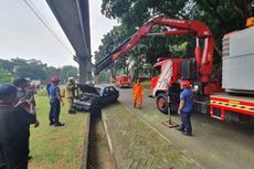 Sebuah Mobil Terperosok di Selokan di TMII