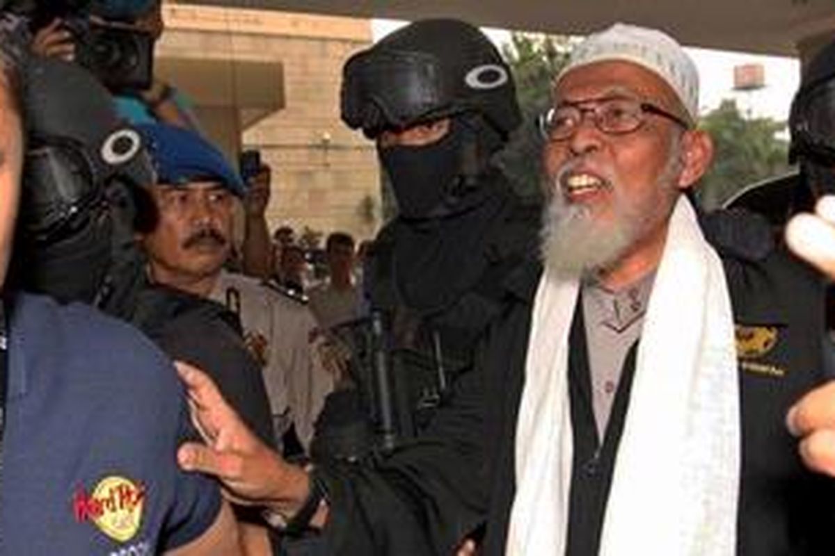 Amir Jamaah Anshorut Tauhid Abu Bakar Baasyir, dikawal petugas Densus 88 memasuki Bareskrim Mabes Polri, Senin (9/8/2010). Baasyir ditangkap karena diduga terkait pelatihan teroris di Aceh. Ada beberapa peran Baasyir yang dirilis Mabes Polri, salah satunya dia diduga mengetahui semua rangkaian aksi terorisme dari Aceh hingga Bandung.