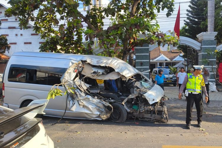 Mobil berpenumpang sepuluh orang wisatawan asing asal Belgia, mengalami kecelakaan tunggal di jalur Singaraja - Gilimanuk di Desa Pengulon, Kecamatan Gerokgak, Kabupaten Buleleng, Provinsi Bali, Jumat (22/9/2023).