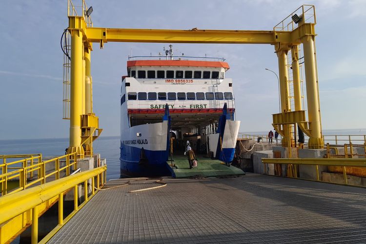 Dermaga sebelah timur di Pelabuhan Jangkar, Kabupaten Situbondo, Provinsi Jawa Timur.