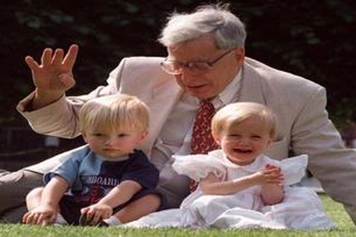 Professor Robert Edwards, pelopor teknik IVF (in vitro fertilization) duduk bersama dua anak hasil teknik bayi tabung bernama Sophie dan Jack Emery yang sedang merayakan ulang tahun keduanya di London pada 20 Juli 1998.