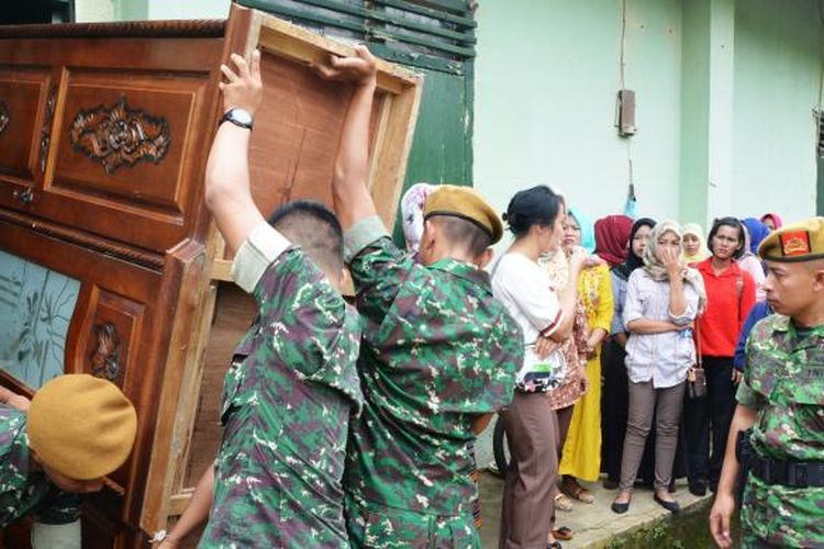 Danyon Armed 2/105 Kilap Sumagan Letkol Arm Heri Pujianto meninjau langsung pemindahan barang dari rumah Praka AK dan Praka AA yang melakukan pelanggaran narkoba, Senin (23/1/2017).  