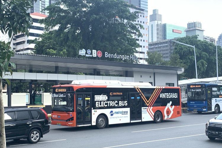 Halte bendungan hilir atau halte transjakarta bendungan hilir.