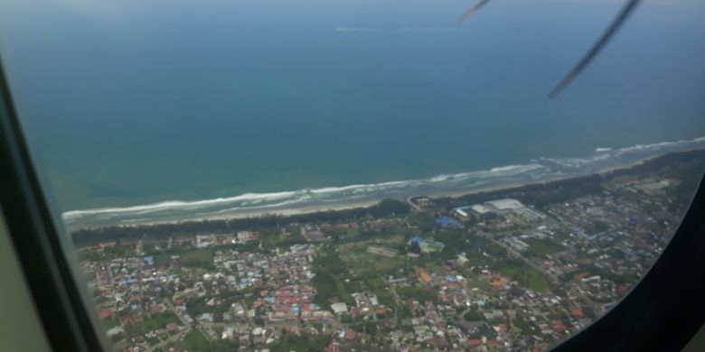 Pantai Panjang Kota Bengkulu dari pesawat Wings Air saat terbang perdana Bengkulu-Mukomuko, Kamis (25/10/2018). 