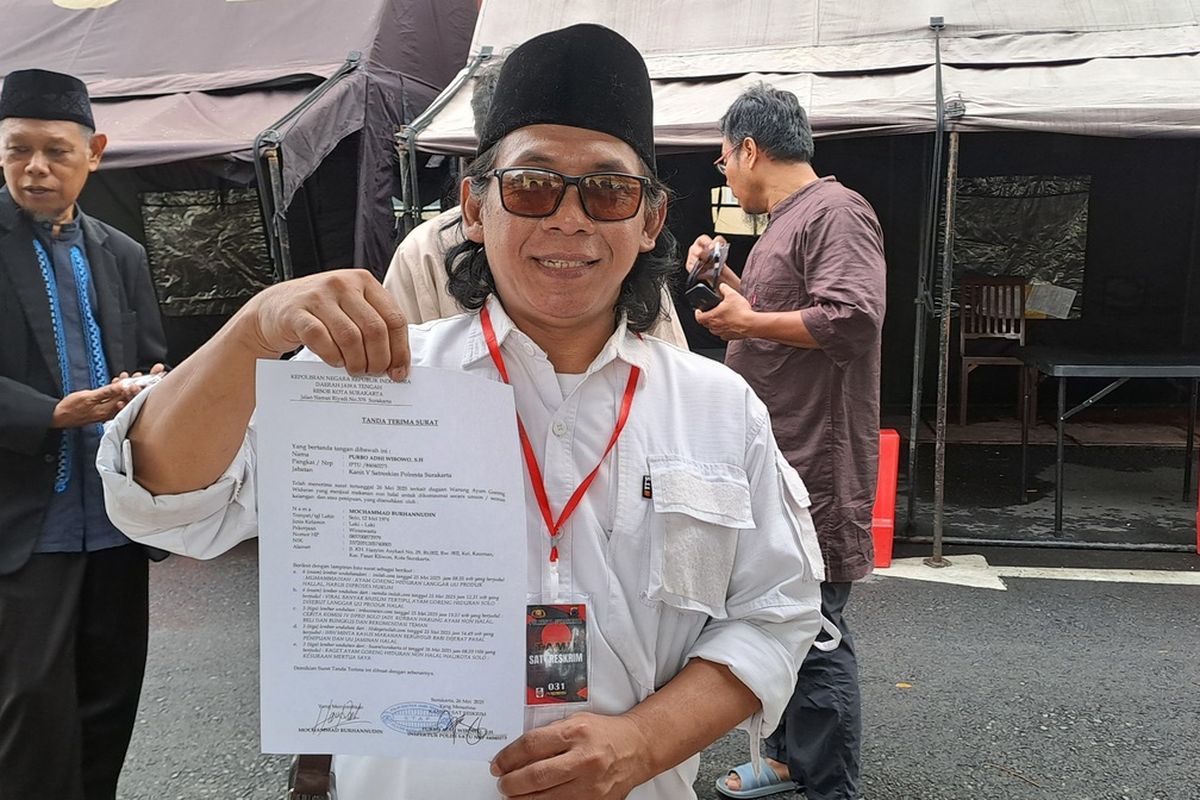 Mochammad Burhannudin, warga Kelurahan Kauman, Kecamatan Pasar Kliwon, Kota Solo, Jawa Tengah, mengadu ke Polresta Solo atas polemik ayam goreng Widuran mengenai penggunaan bahan nonhalal, pada Senin (26/5/2025), sore.