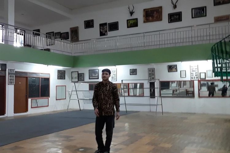 Kondisi rumah pribadi pendiri OCI, Hadi Manansang di Taman Safari Indonesia (TSI) Bogor, Jawa Barat, Kamis (25/4/2025). Rumah ini disebut-sebut sebagai bunker penyiksaan oleh para mantan pemain sirkus Oriental Circus Indonesia (OCI). Letaknya berada di balik rerimbunan pohon, tak jauh dari lokasi area Tiger Show (pertunjukan).