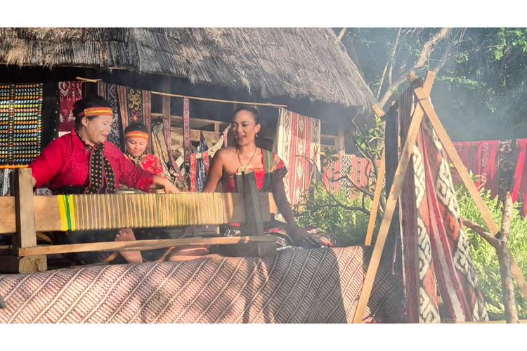 Marion Jola dalam proses syuting iklan Kuku Bima di Labuan Bajo, NTT