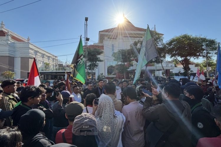 Mahasiswa Gelar Aksi di DPRD Surabaya, Soroti MBG hingga UU Polri