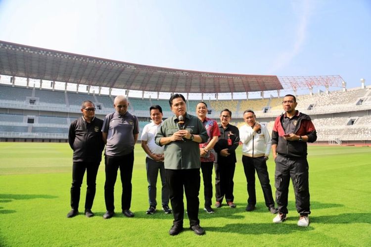 Ketua Umum PSSI Erick Thohir meninjau kesiapan Stadion Gelora Bung Tomo (GBT) untuk pertandingan FIFA Matchday Indonesia vs Palestina, Selasa (6/6/2023).