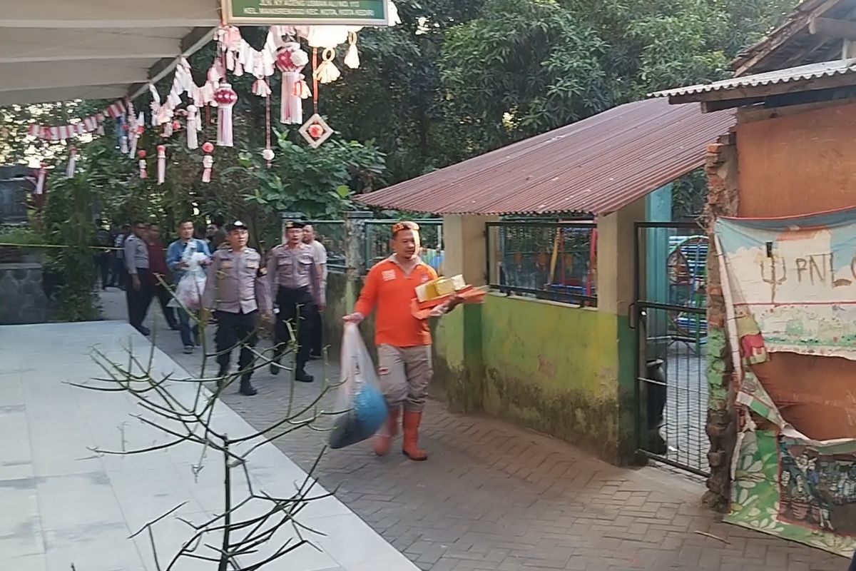 Petugas INAFIS sesuai olah TKP pembunuhan dua bocah oleh ibunya sendiri di Kelurahan Manisrenggo, Kota Kediri Jawa Timur, Selasa (3/9/2024).