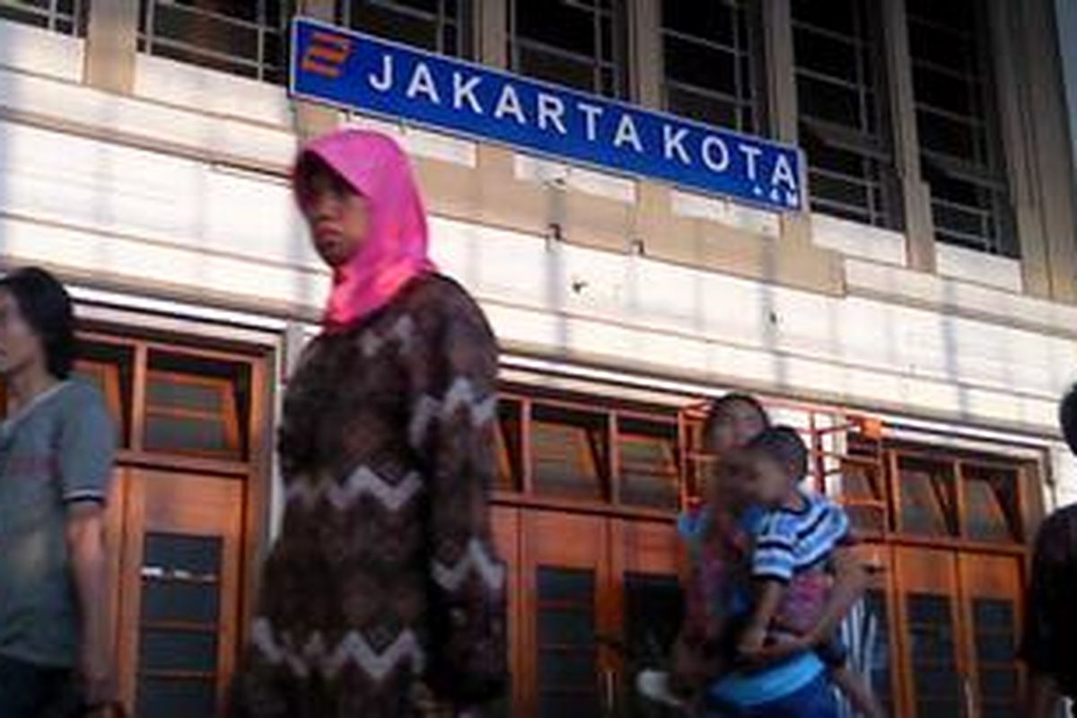Stasiun Jakarta Kota menjelang Lebaran 2010.
