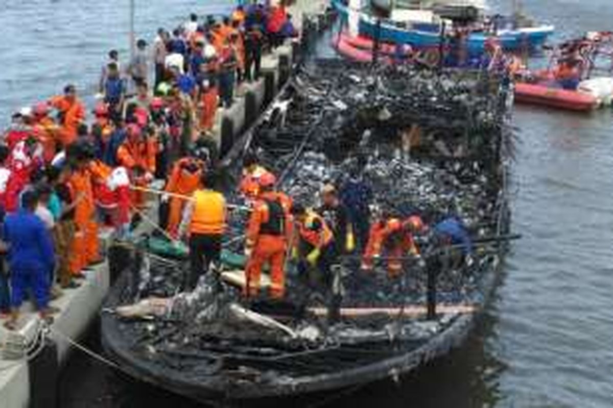 Tampak kapal penumpang Zahro Express yang terbakar telah dibawa ke Pelabuhan Muara Angke, Jakarta Utara, Minggu (1/1/2017). Kapal terbakar saat menuju Pulau Tidung pada Minggu pagi, menyebabkan beberapa penumpang meninggal dunia.
