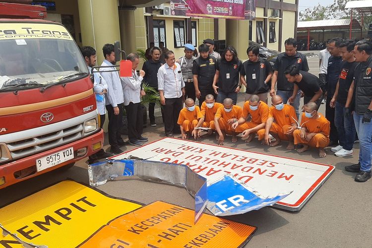 Polres Serang ssat memperlihatkan enam tersangka dan barang bukti hasil pencurian. Keenamnya merupakan pencuri spesialis marka jalan di tol Tangerang Merak dan Serang Panimbang. Selasa (24/10/2023).