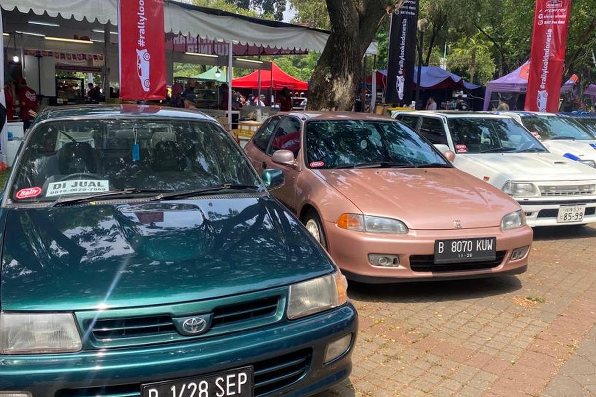 Mobil retro di festival UMKM otomotif Otobursa Tumplek Blek, Parkir Timur Senayan, Sabtu (3/9/2022)