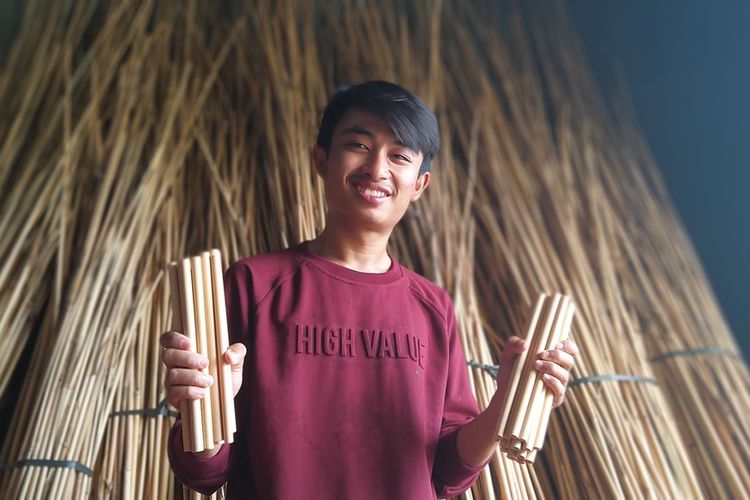 SEDOTAN BAMBU--Fahmi Ali Mufti, milineal asal Kabupaten Madiun, Jawa Timur menunjukkan sedotan bambu karyanya yang sudah diekspor di Korea, Jepang, Perancis dan Australia.