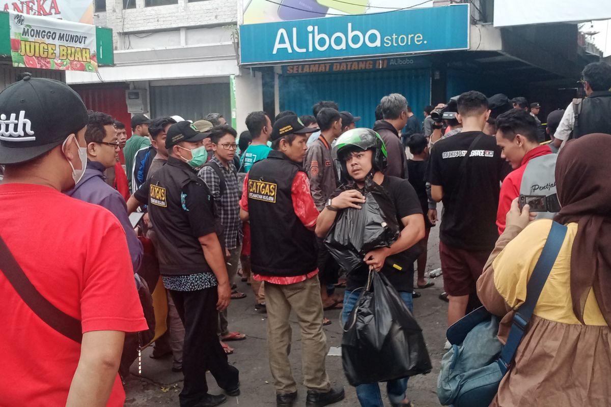 Salah satu pedagang Mal Malang Plaza yang berhasil menyelamatkan beberapa barang dagangannya pada Kamis (4/5/2023) sore. 