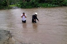 Awasi Pilkada di Daerah Terpencil, Petugas Panwaslih Seberangi 8 Sungai Deras