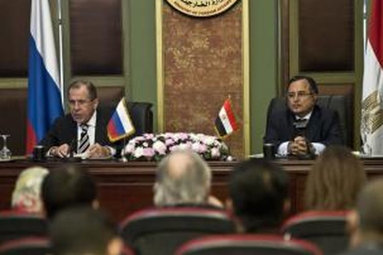 Menlu Rusia Sergei Lavrov dan Menlu Mesir Nabil Fahmy dalam jumpa pers bersama di Mesir, Kamis (14/11/2013) usai melakukan pembicaraan.