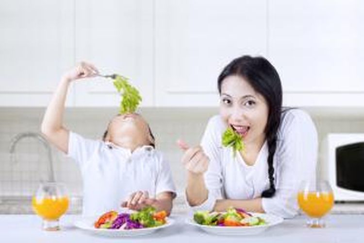Ilustrasi ibu dan anak mengonsumsi makanan sehat