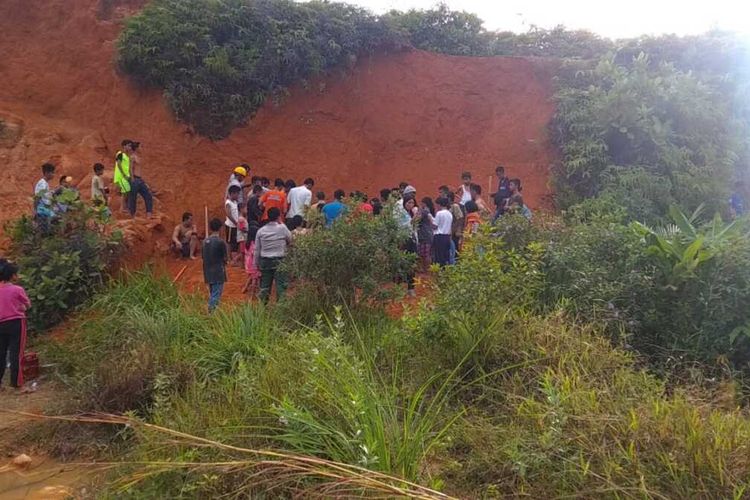 Masyarakat bersama polisi dan BPBD mengevakuasi empat  korban yang tertimbun saat mengambil pasir di Kelurahan Parombunan, Kota Sibolga, Selasa (4/8/2020).