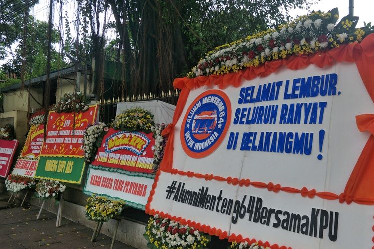 Kiriman karangan bunga dari kelompok masyarakat mulai berdatangan ke kantor Komisi Pemilihan Umum (KPU), Jakarta Pusat, Sabtu (20/4/2019).