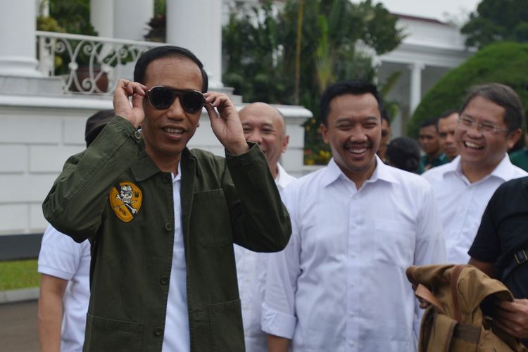 Presiden Joko Widodo (kiri) disaksikan Kepala Staf Kepresidenan Teten Masduki (kedua kiri), Menpora Imam Nahrawi (kedua kanan) dan Menkominfo Rudiantara mencoba kaca mata produk lokal di salah satu stan saat peringatan Hari Sumpah Pemuda ke-89 di Halaman Istana Bogor, Jawa Barat, Sabtu (28/10). Peringatan dengan konsep bernuansa anak muda yang diikuti sekitar 1.000 pemuda berprestasi dari berbagai daerah di Indonesia tersebut mengangkat tema Kita Tidak Sama, Kita Kerja Sama. ANTARA FOTO/Wahyu Putro A/foc/17.