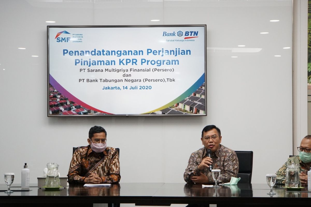 Direktur Utama PT Sarana Multigriya Finansial (SMF) Ananta Wiyogo memberikan penjelasan saluran dana refinancing Rp 850 miliar kepada PT Bank Tabungan Negara (Persero) Tbk atau BTN, didampingi Direktur Utama BTN Pahala Mansury, Rabu (14/7/2020). 