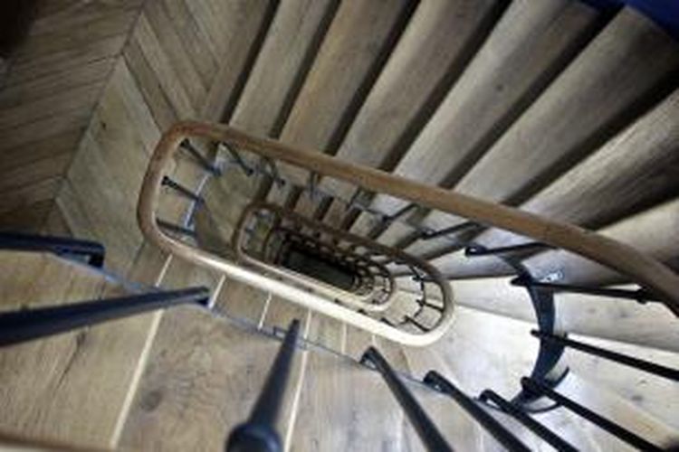 Kedua, ingat juga bahwa tangga bisa menjadi hal menarik. Apartemen-apartemen di Perancis menggunakan tangga sebagai akses dari satu lantai ke lantai lainnya. 
