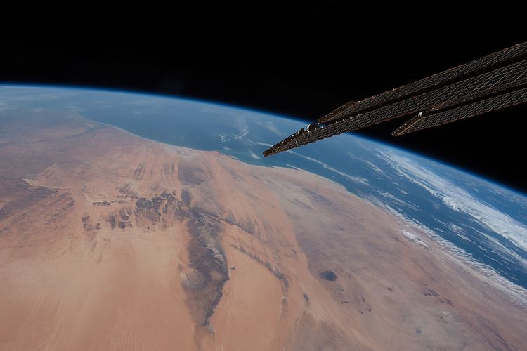 Penampakan fenomena Mata Sahara (Eye of The Sahara) dari Stasiun Luar Angkasa Internasional (ISS). Fenomena pusara, Struktur Richat di barat laut Afrika.