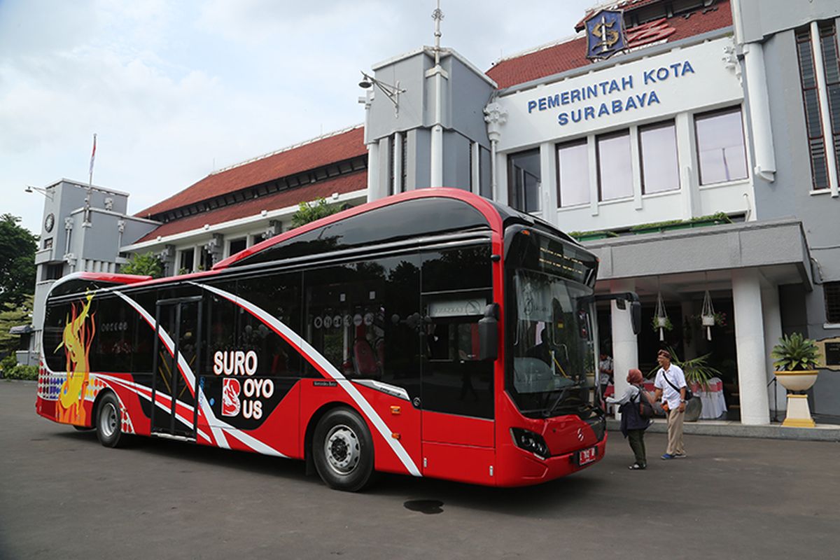 Suroboyo Bus diparkir di halaman Balai Kota Surabaya