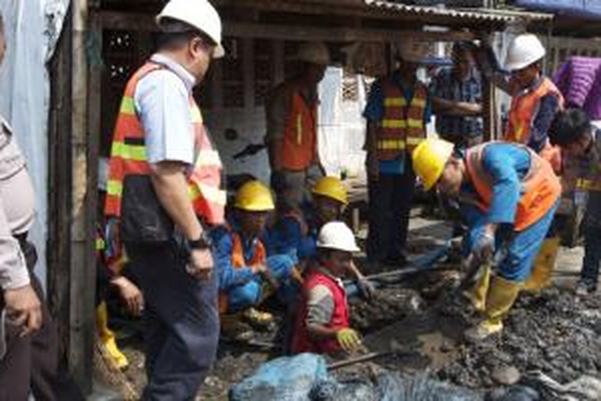 Modus yang biasa dilakukan oleh para pencuri air tersebut antara lain mengubah, merusak dan melepas meteran air, atau membuat saluran liar dengan menyambung/menyadap pipa air.